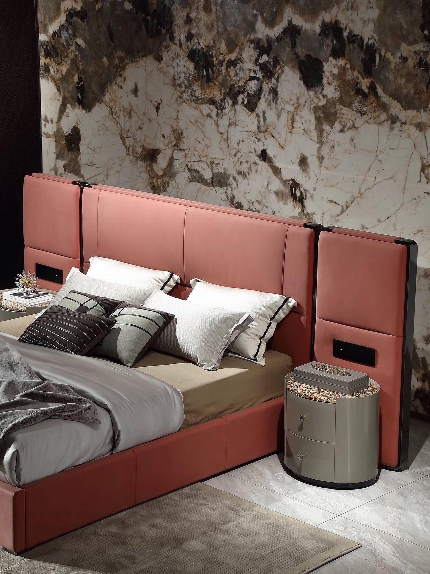 Modern Italian-style Bed Luxurious Double Bed Master Bedroom Furniture