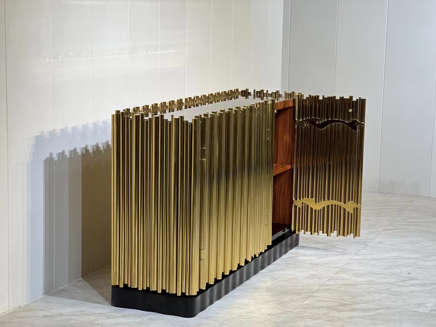 Exquisite and luxurious side cabinet golden stainless steel pipe modern home Spain designer